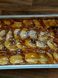 Una foto de Tarta de manzana y cookies de chocolate 🍪🍰🍏