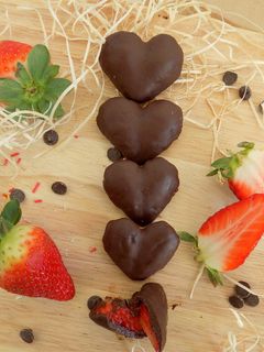 Una foto de Bombones corazón de fresa para San Valentín