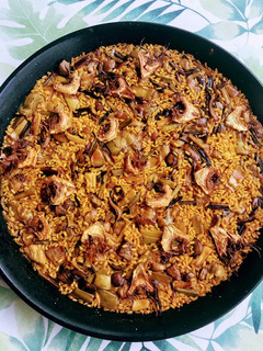 Una foto de Paella 🥘 de secreto ibérico, ajos tiernos y alcachofas