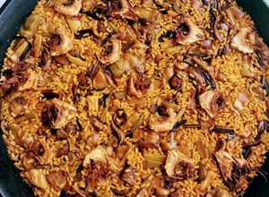 Foto principal de Paella 🥘 de secreto ibérico, ajos tiernos y alcachofas