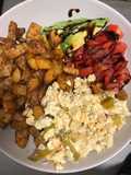 Kartoffelwürfel mit Fetakäse, Avocado und Tomaten