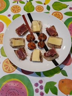 Una foto de Canapés con verduras en la base