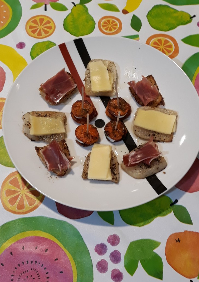 Una foto de Canapés con verduras en la base