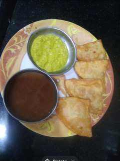 આલુ મટર સમોસા (Aloo Matar Samosa Recipe In Gujarati) રેસીપી મુખ્ય ફોટો