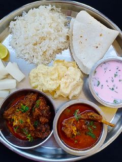 मालवणी मटन थाली (Malvadi mutton thali recipe in Hindi) रेसिपी मुख्य फोटो