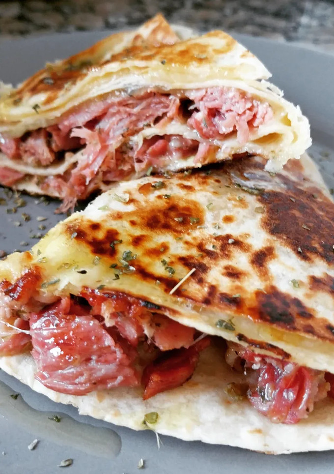 Una foto de Fajita de costillas adobadas, queso y mostaza