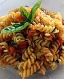 Fideos espirales con tomate, albahaca y aceitunas