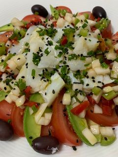 Una foto de Esqueixada de bacalao con aguacate