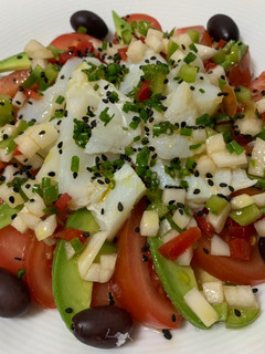 Una foto de Esqueixada de bacalao con aguacate