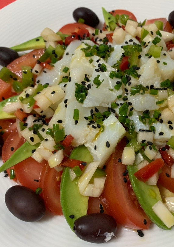 Una foto de Esqueixada de bacalao con aguacate