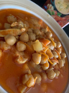 Una foto de Garbanzos con zanahoria y pollo