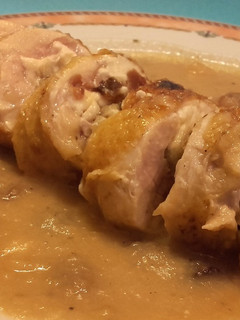 Una foto de Muslos de pollo rellenos en salsa de sidra