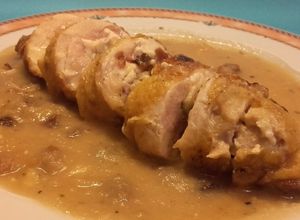 Foto principal de Muslos de pollo rellenos en salsa de sidra