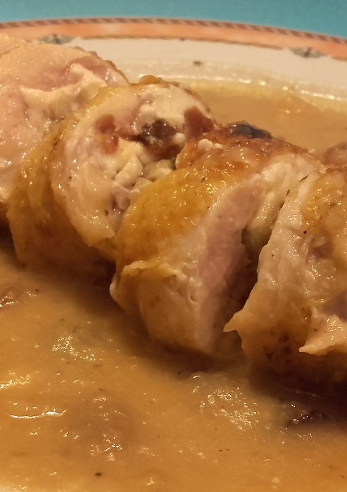 Una foto de Muslos de pollo rellenos en salsa de sidra