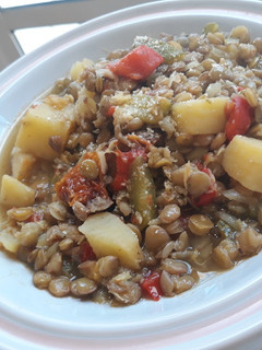 Una foto de Guiso de lentejas y verduras