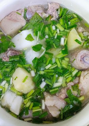 Hình của món Xương đuôi heo nấu khoai tây, củ canh (khoai mỡ).