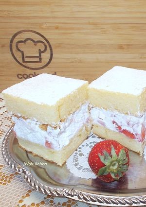 Tejszínes-epres kockák recept fotója