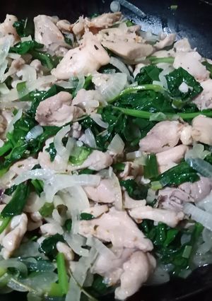 Una foto de Salteado de pollo y espinaca
