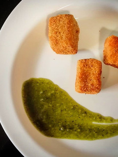 Una foto de Dados de atún rebozado con pesto de pistachos y avellanas