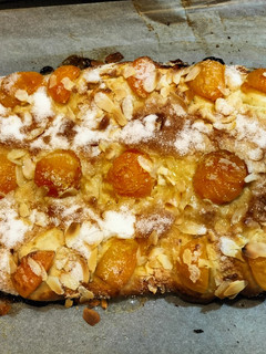 Una foto de Coca de San Juan con albaricoques y almendras