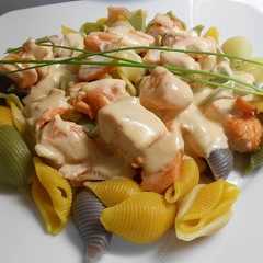 Una foto de Pasta con salmón y queso crema