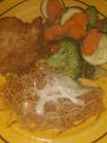 Pechuga empanizada verdura salteada con mantequilla y espagueti