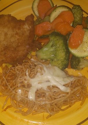Una foto de Pechuga empanizada verdura salteada con mantequilla y espagueti