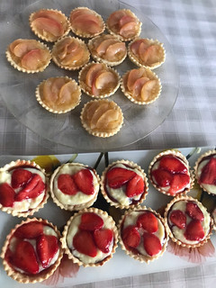 Una foto de Vol au vent (volován) de masa de yogurt natural - Tarteletas dulces de masa de hojaldre alemán