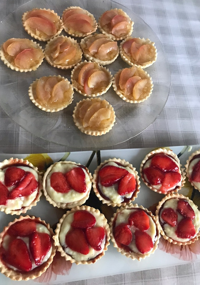 Una foto de Vol au vent (volován) de masa de yogurt natural - Tarteletas dulces de masa de hojaldre alemán