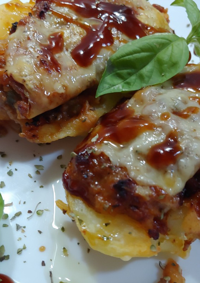 Una foto de Patata rellena de Burritos, salsa BBQ, albahaca