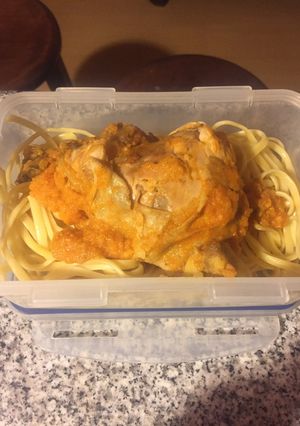 Una foto de Fideos rojos con pollo