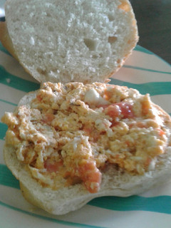 Una foto de Huevos con tomate para tomar once