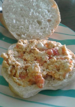 Una foto de Huevos con tomate para tomar once
