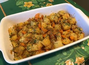 Une photo de Pommes de terre et carottes sautées marinées