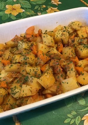 Une photo de Pommes de terre et carottes sautées marinées