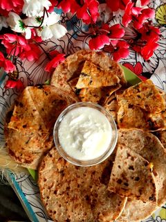प्याज़ टमाटर का पराठा (Pyaz tamatar ka paratha recipe in hindi) रेसिपी मुख्य फोटो