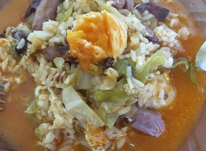 Foto de Arroz de Salsichas Frescas com Couve Lombarda e Ovos Escalfados