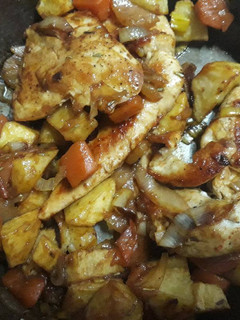 Una foto de Pollo a la huerta