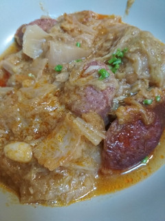 Una foto de Col china rehogada con longaniza de Aragón