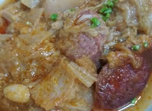 Foto principal de Col china rehogada con longaniza de Aragón