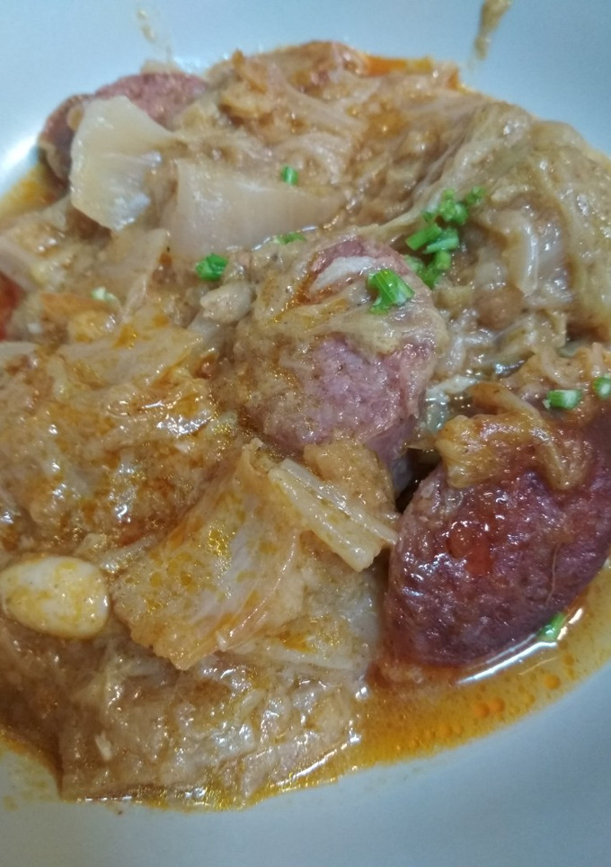 Una foto de Col china rehogada con longaniza de Aragón