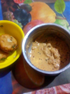 குழந்தை உணவு.உளுந்து வடை (Ulunthu vadai recipe in tamil) செய்முறை முக்கிய புகைப்படம்