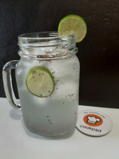 Una foto de Agua de limón 🍋 con chía