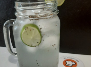 Una foto de Agua de limón 🍋 con chía