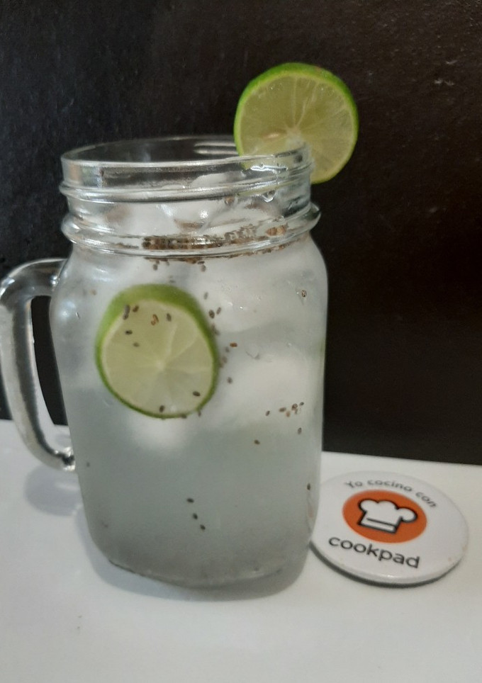 Una foto de Agua de limón 🍋 con chía