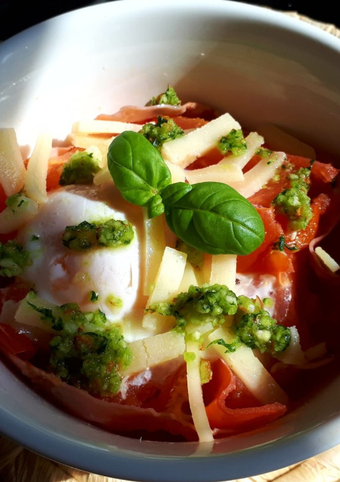 Una foto de Bol de desayuno Caprese en microondas