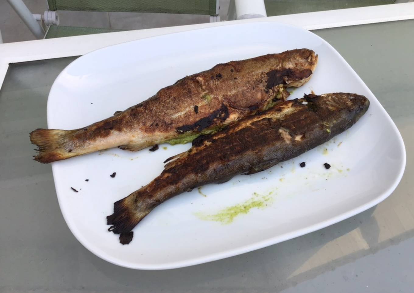 Truites saumonées grillées farcies au pesto herbes et ail