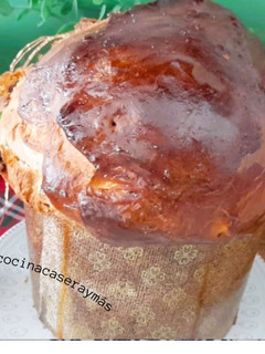 Una foto de Panettone clásico -amasado en panificadora-