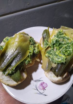Una foto de Alcaucil con Pesto. Bien Simple