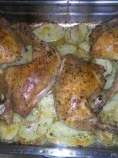 Una foto de Muslos de pollo con limón e hierbas provenzales al horno